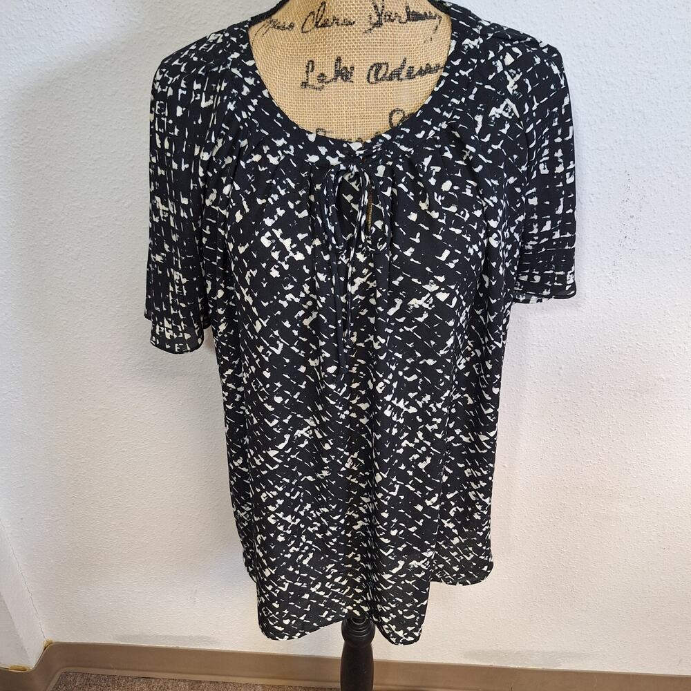 APT 9 Split Tie Neck Pleated Blouse Size L Flutter Sleeve Black White Geometric